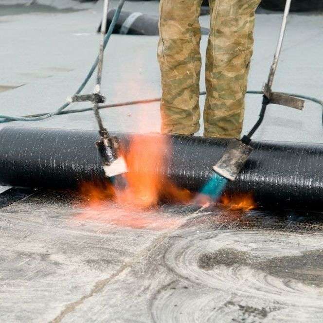 Plat dak branden door dakdekker in Boskoop