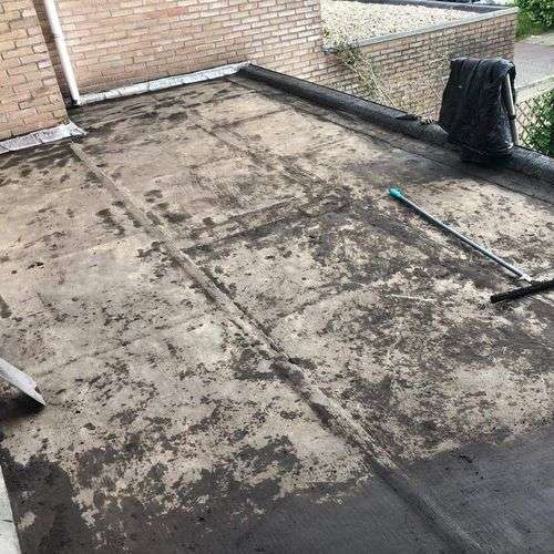 Schoonmaken van een plat dak in Boskoop